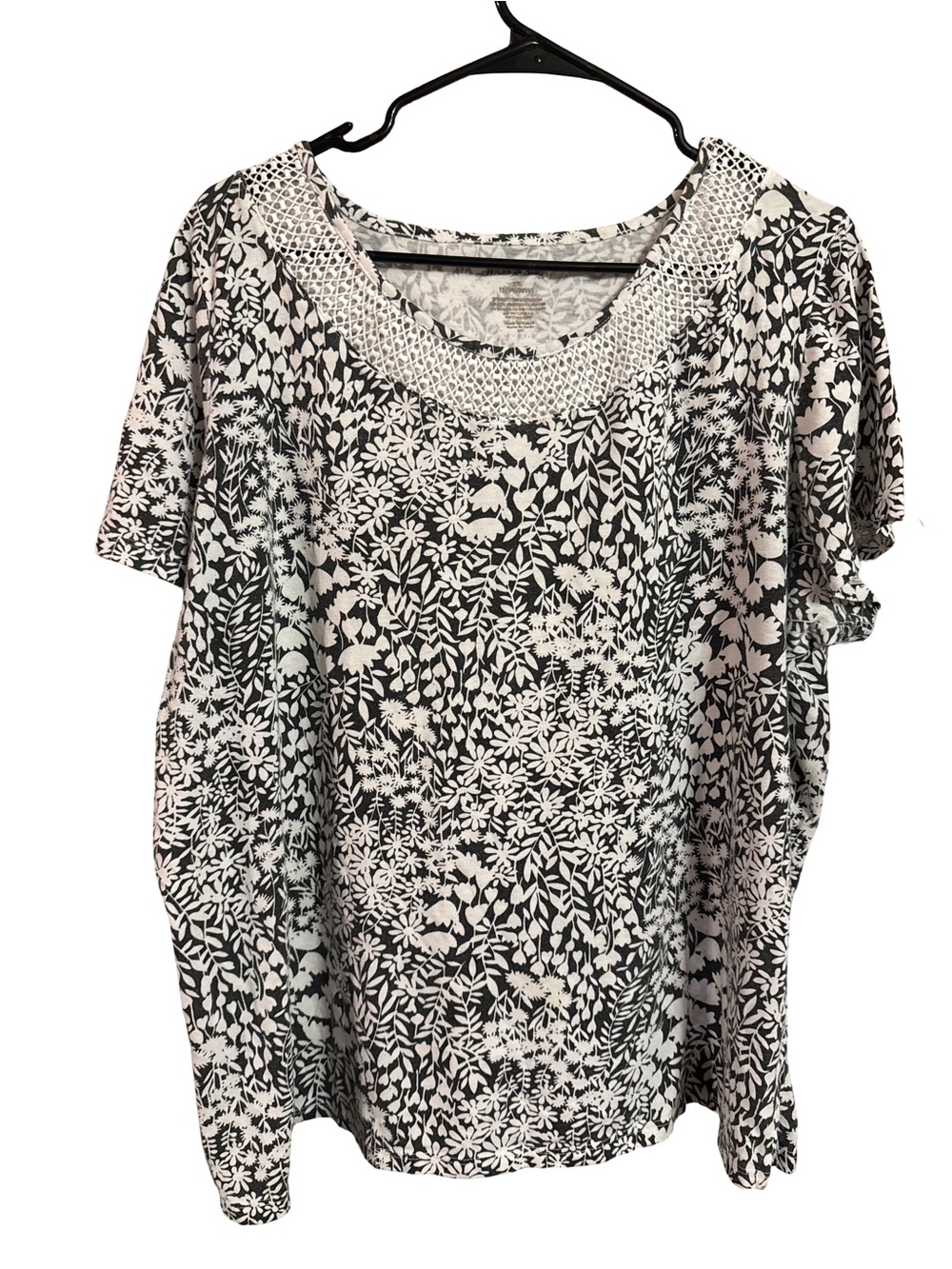 White Stag Floral Top Size 2X (18W/20W) Black White